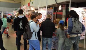 Besucher am Messestand von TuningStars