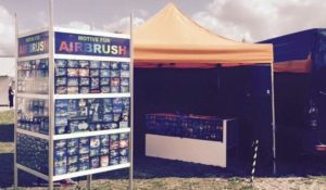 Airbrush am Messestand von TuningStars