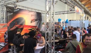 Besucher zeigen großes Interesse am Messestand